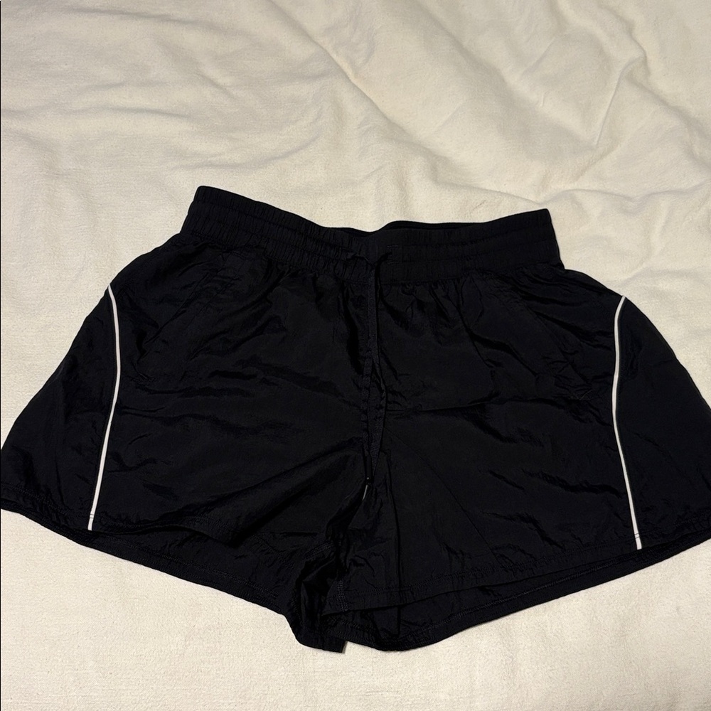 Lululemon License to Train HR Lightweight short 4”